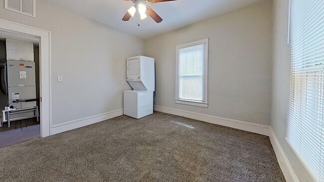 Building Photo - Down Stairs Apartment in Springfield