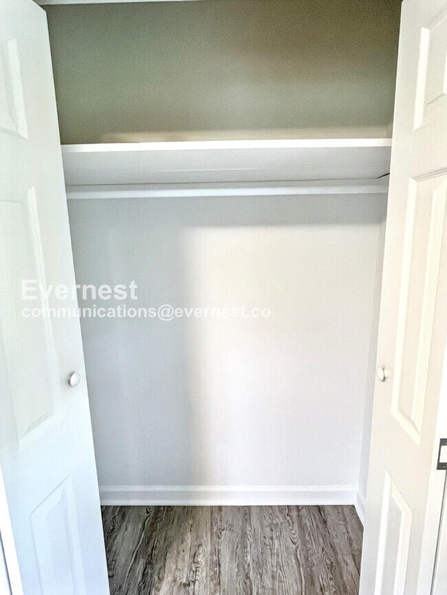 Building Photo - 3 Bed, 2 Bath Home with Off-Street Parking...