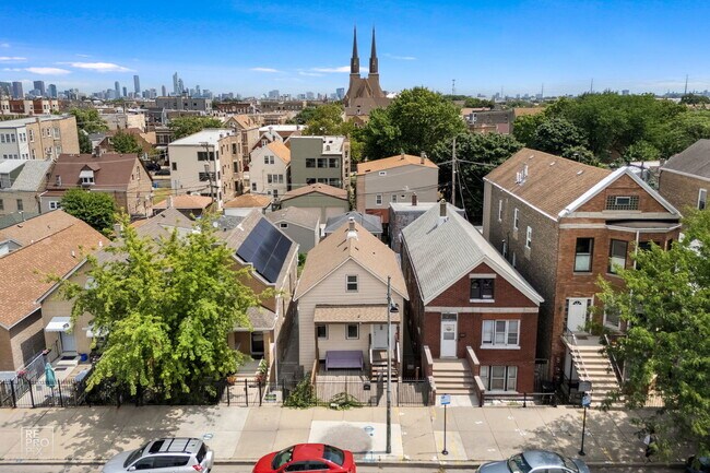 Building Photo - 2237 S Oakley Ave
