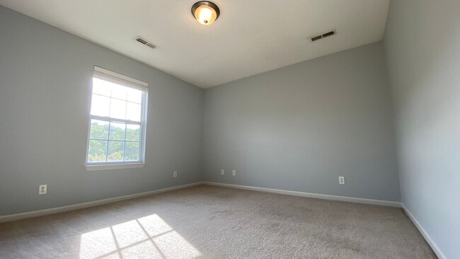 Building Photo - 2 Bedroom, 2 Bathroom Duplex, Close to Ft ...