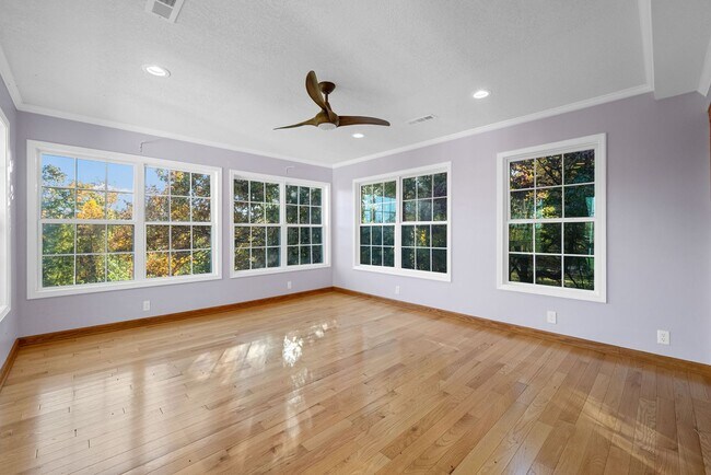 Building Photo - 2056 Lintwood Dr