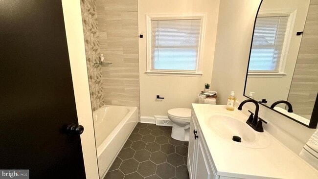 Building Photo - 115 Gloucester Ave