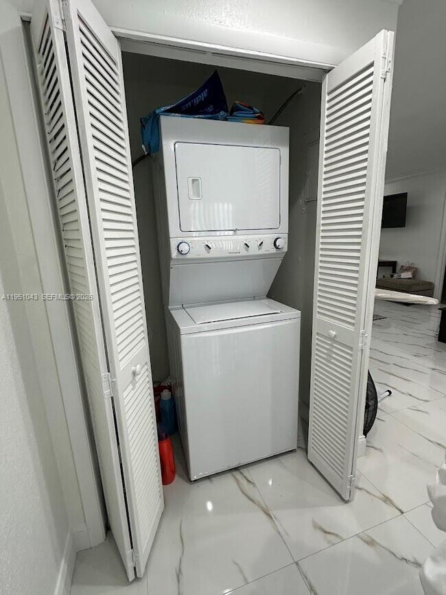 Building Photo - 6517 SW 18th St