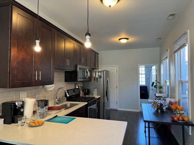 Building Photo - 1736 W Melrose St