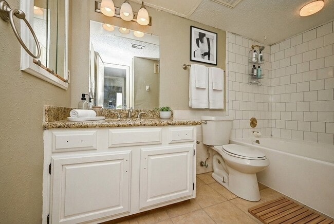 Building Photo - 2826 S Bartell Dr