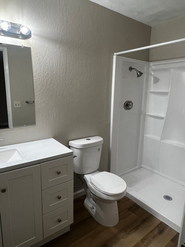 Building Photo - 3 Bedroom/2 Bathroom Single Story Home In ...