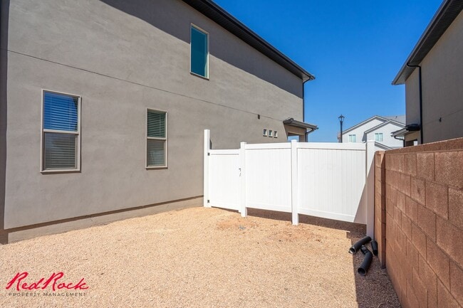 Building Photo - Hurricane Valley 3 Bedroom Townhome