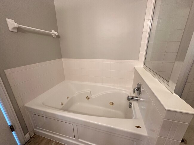 Jacuzzi tub - 4118 Cambron Dr