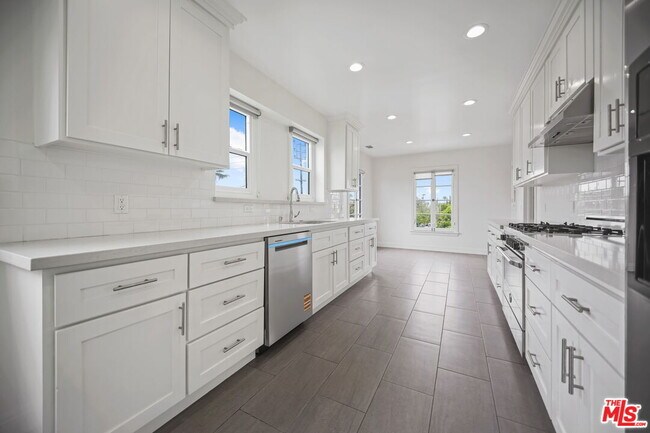 Building Photo - 1148 S Stanley Ave
