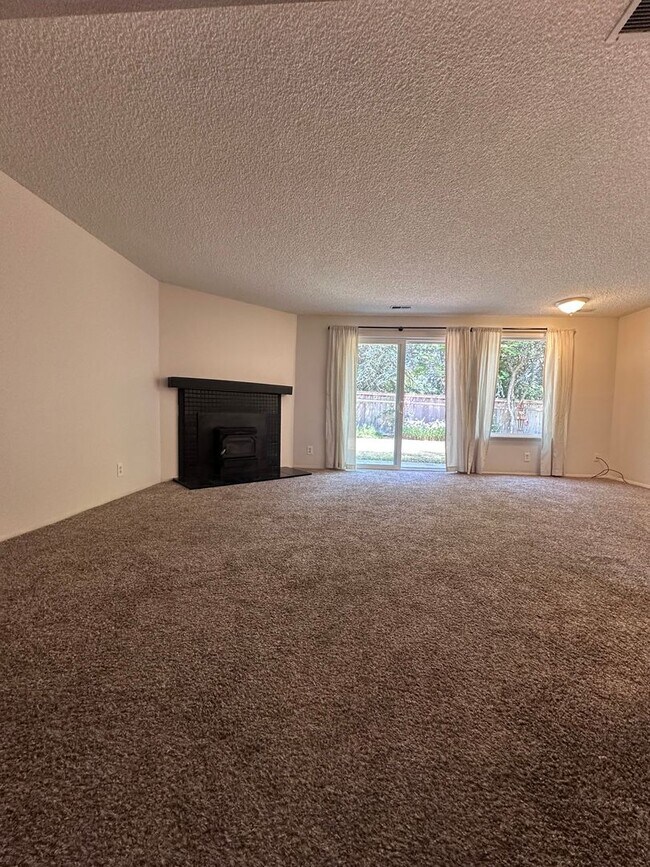 Building Photo - Bainbridge Townhouse with garage - July Rent Free
