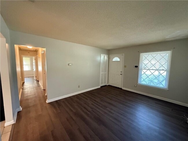 Building Photo - 1308 Charmaine Cir