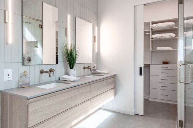 Building Photo - Modern Luxury Rental with Unobstructed Fla...