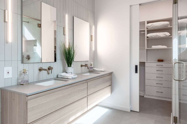 Building Photo - Modern Luxury Rental with Unobstructed Flatiron Views