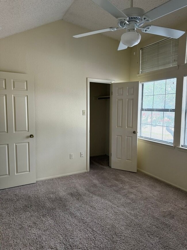 Building Photo - Conveniently Located 2 Bedroom Unit