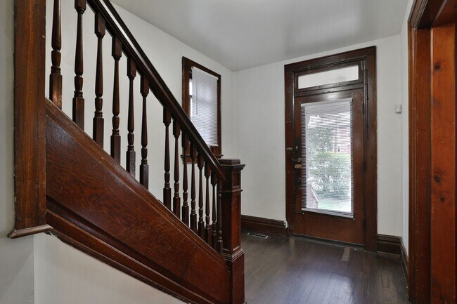 Building Photo - 1611 Summit St