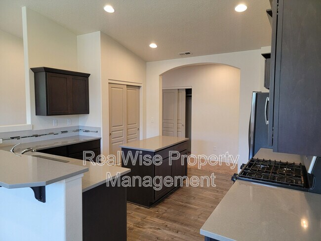 Building Photo - 2482 NW Glen Oak Ave