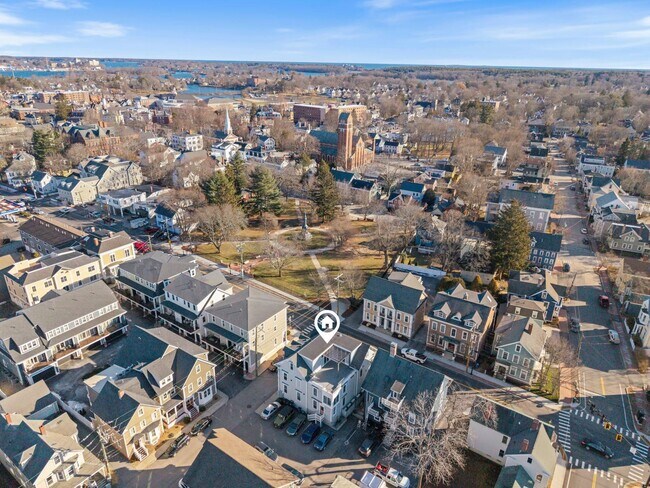 Building Photo - 303 Islington St