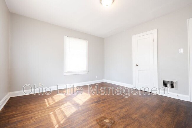 Building Photo - 618 Racine Ave