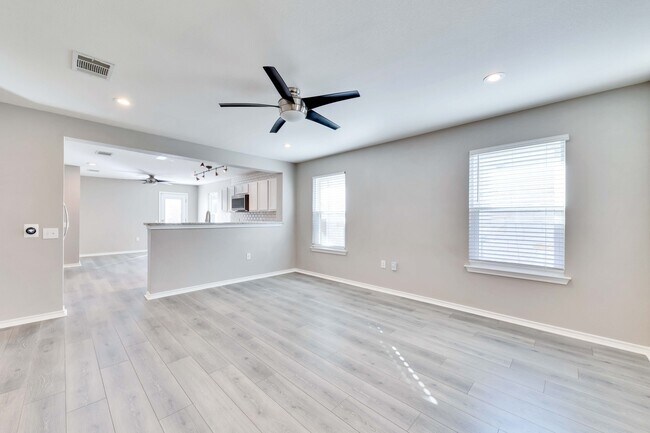 Building Photo - 5609 Silver Screen Dr