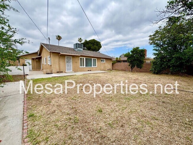 Building Photo - 17571 Deodar Ave