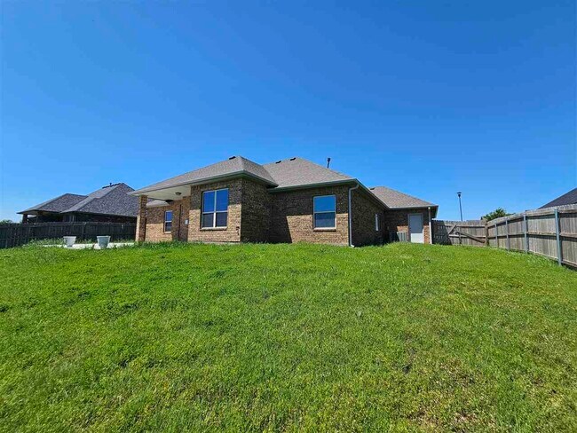 Building Photo - 6 NE Summerwood Dr
