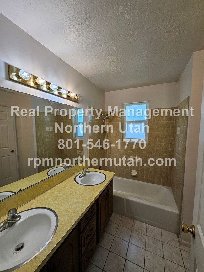 Building Photo - Stunning 5 Bedroom Home in Kaysville Now A...