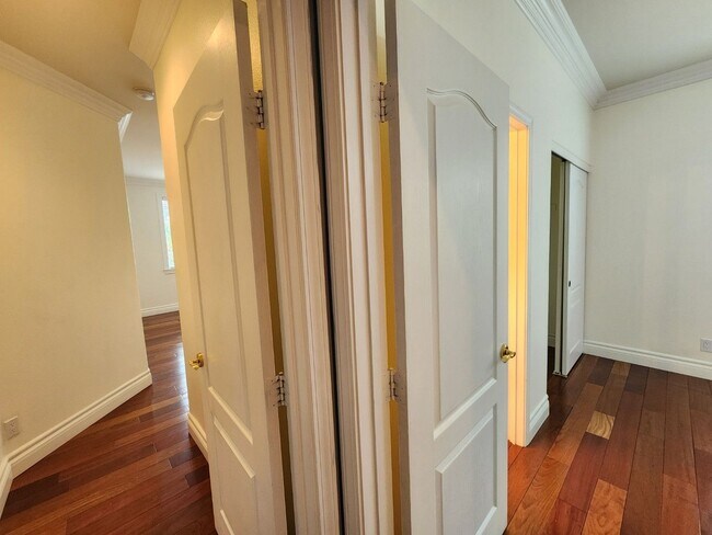 Building Photo - Entertainers Delight with minutes of shopping and restaurants