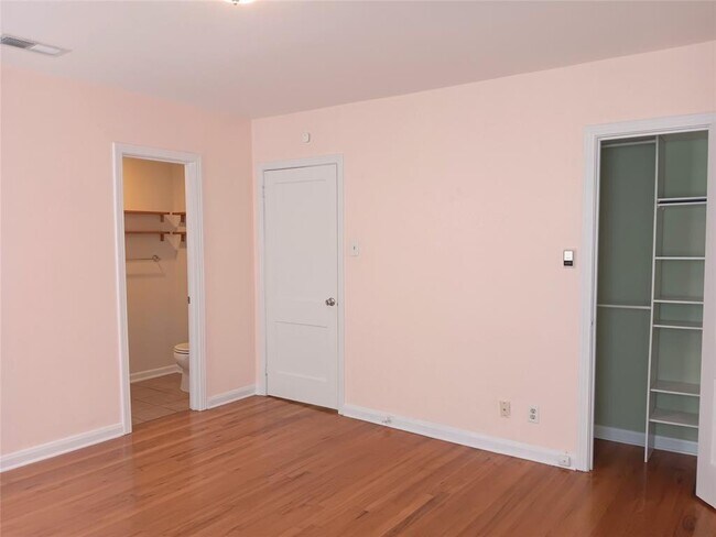 Building Photo - 513 E 46th St