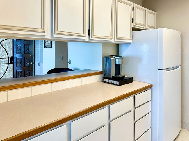 Building Photo - Furnished 2 bedroom 2 bath condo 2 assigned parking stalls