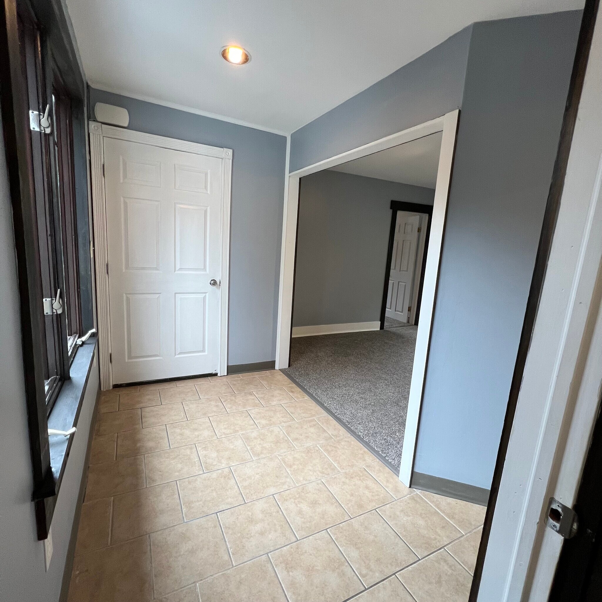 Entry/eating area - 40-2 Oak St