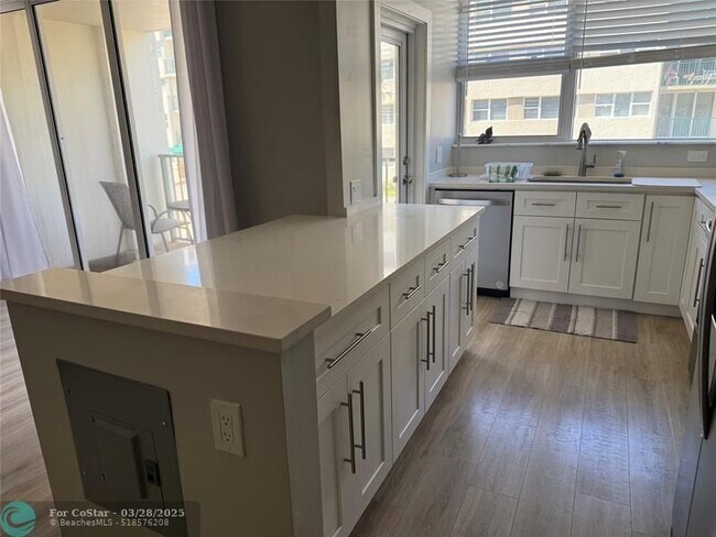 Building Photo - 1236 Hillsboro Mile