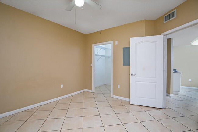 Building Photo - 5060 Fairways Cir