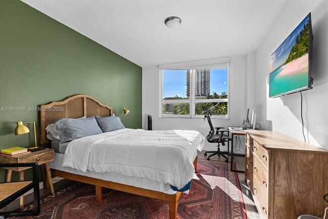 Building Photo - 2000 N Bayshore Dr