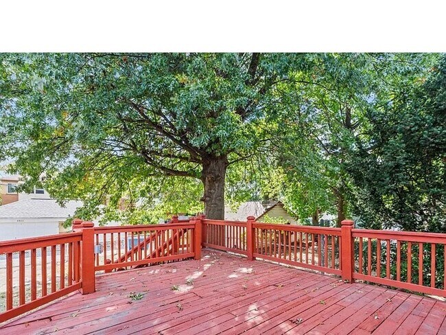 Building Photo - Comfortable Living in the Heart of South St. Louis