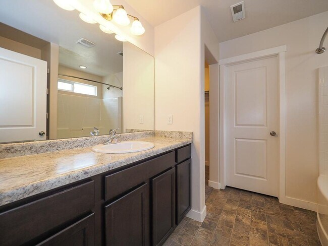 Building Photo - Draper Hillside Townhome