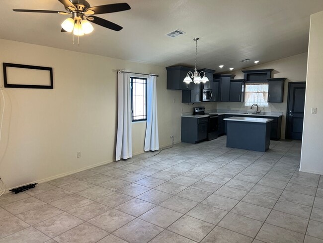 Building Photo - San Luis AZ, Three Bedroom 2 Bath Corner Lot Home with Additional Parking