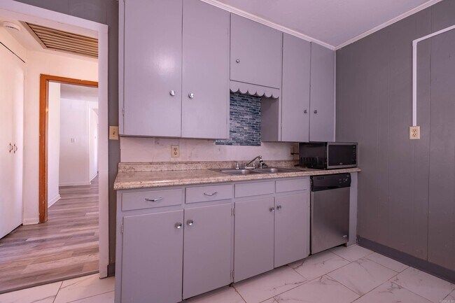 Building Photo - 917 N East St