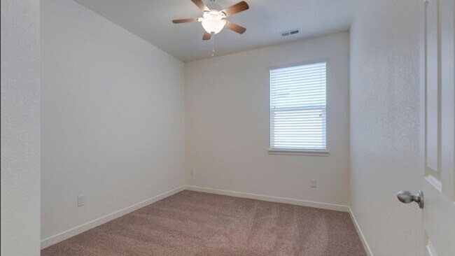 Building Photo - 3 Bedroom, 2-bathroom ranch in desirable Whisper Creek!  Available June 1st !!