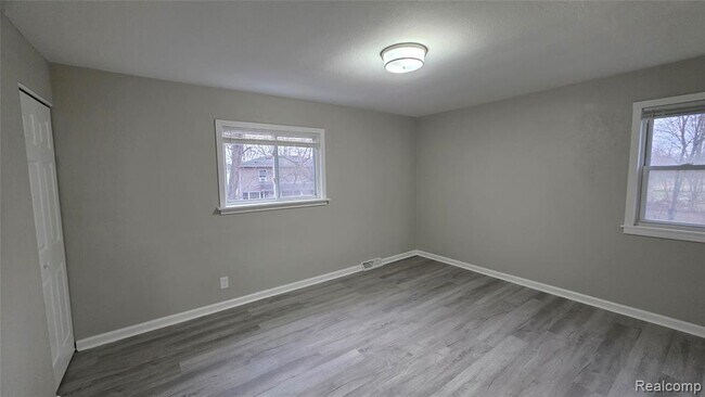 Building Photo - 33507 Berville Ct