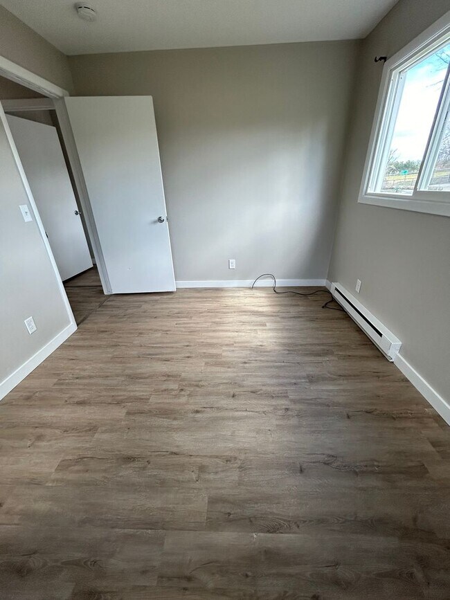 Building Photo - Recently Renovated 2 Bedroom Apartment