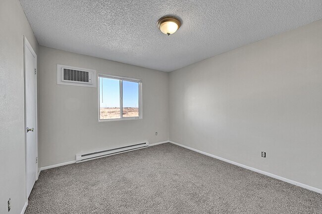 Building Photo - UPDATED 2bed 1bath duplex with fenced yard, WASHER + DRYER