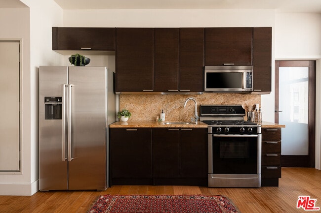 Building Photo - 460 S Spring St