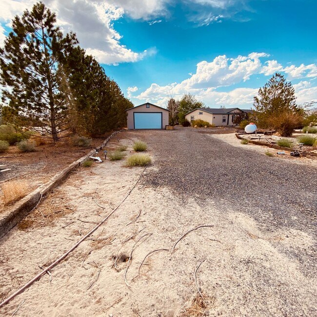 Building Photo - Move to the country! Ready for Horses and ...
