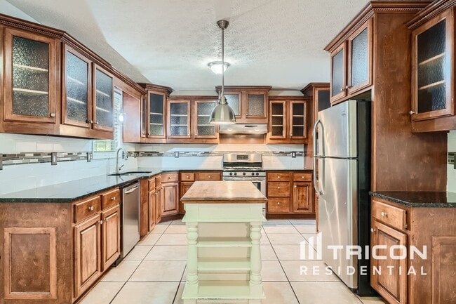 Building Photo - 713 Forestglen Dr