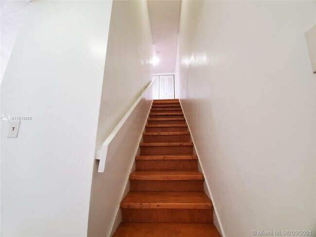 Building Photo - 9363 Fontainebleau Blvd