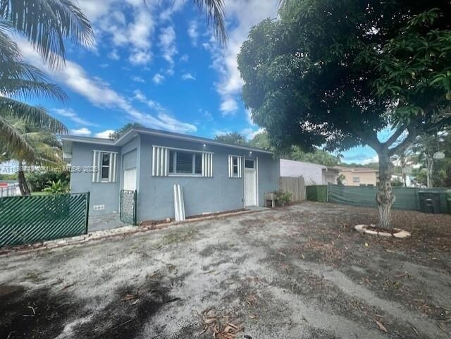 Building Photo - 805 NE 134th St