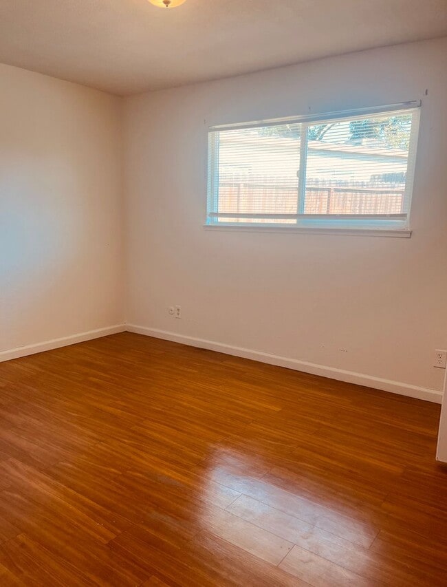 Building Photo - Spacious 4 BD/2 Bath in centrally located ...