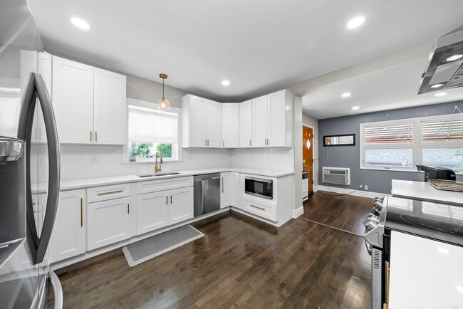Building Photo - 7901 W Elmgrove Dr