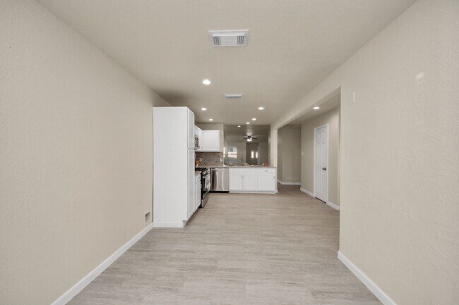 Building Photo - 9622 Sugarblossom Ln