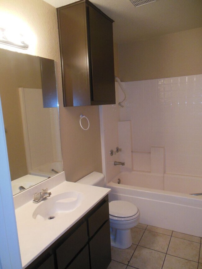 Building Photo - 1002 Circle M Dr